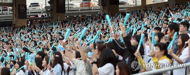 뜨거운 응원 열기 속 연고지 이전설