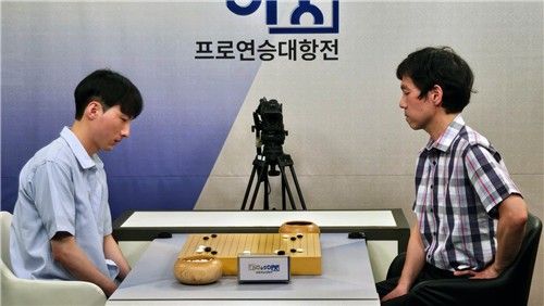 홍세영 초단이 이창호 9단을 꺾고 팀 승리를 이끌었다.