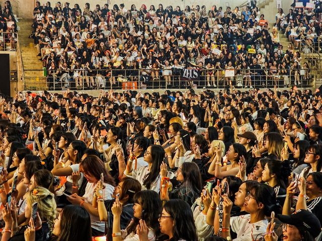 한국 e스포츠팀 HLE 베트남 팬미팅…현지팬 수천명 열광