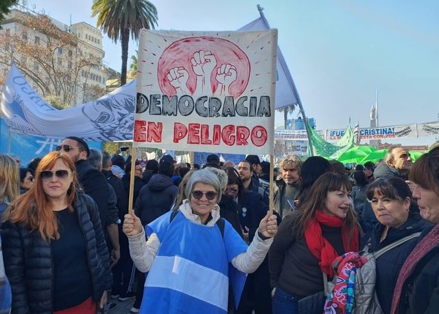 '민주주의가 위험하다'란 팻말을 든 페르난데스 전 대통령 지지자