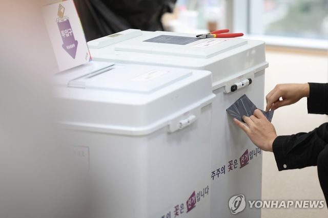 투표함 특수봉인지 제거하는 선거관리관