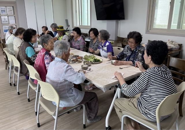 농번기 함께 밥 먹는 경남 농촌마을 주민들