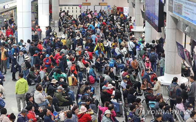 섬 찾는 관광객들로 붐비는 인천항 연안여객터미널