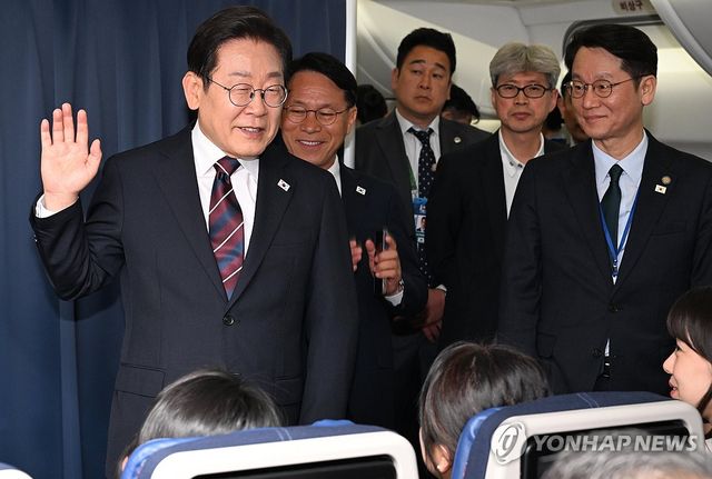 이재명 대통령, 귀국길 1호기에서 기자들과 대화