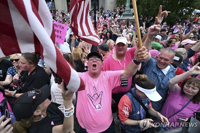 18일 법원 앞에 모인 캐런 리드 지지자들이 무죄 평결에 기뻐하는 모습