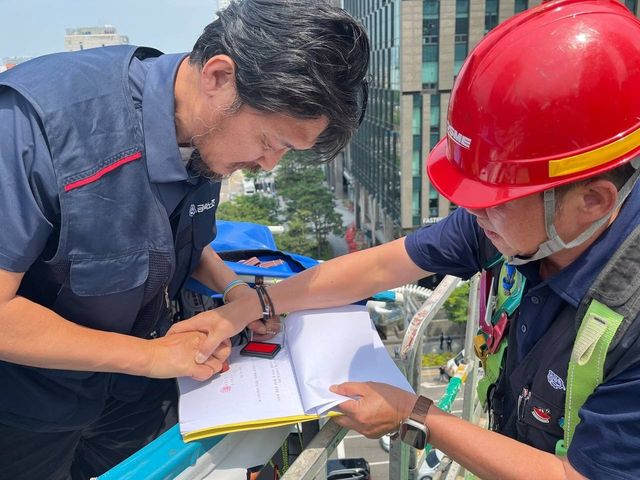 임단협 합의서에 도장 찍는 김형수 지회장(왼쪽)