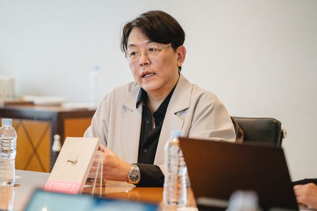 인터뷰하는 대만 작가 궈창성