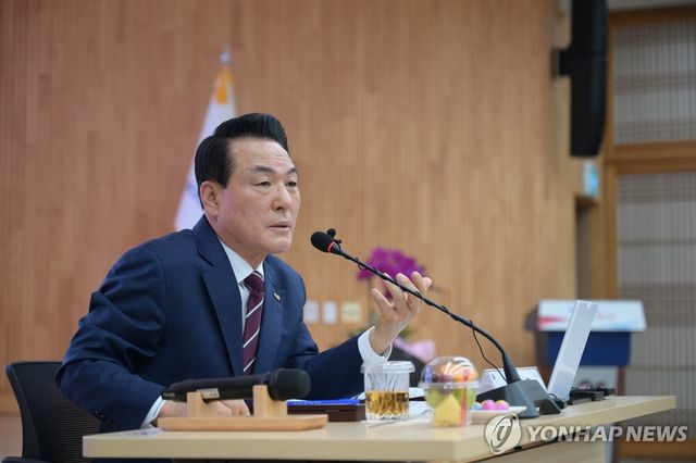 기자회견 하는 백성현 논산시장
