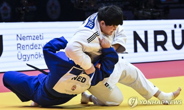 허리 대돌리기 한판 성공하는 이현지