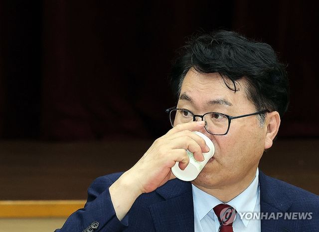 목 축이는 이한주 위원장