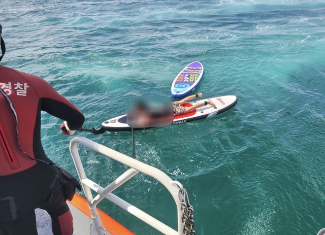 19일 제주 해상에서 패들보드를 타다 표류한 레저객 구조하는 해경