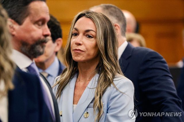 18일 법원 재판정에 앉아있는 캐런 리드