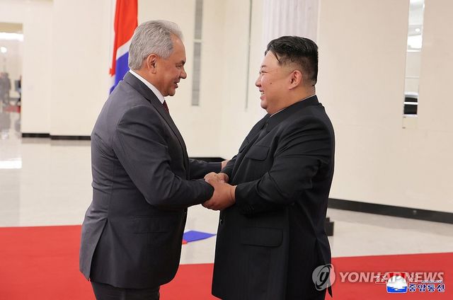 김정은, 쇼이구 러 국가안보회의 서기 접견