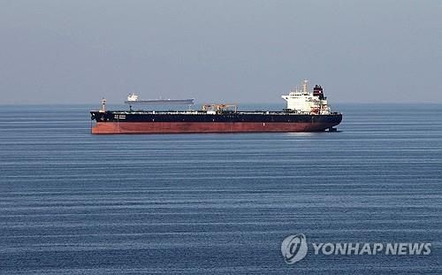 호르무즈 해협을 항해하는 유조선