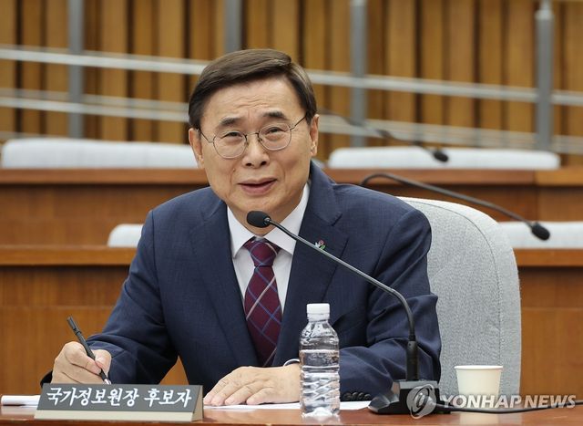 답변하는 이종석 국정원장 후보자