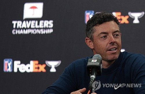 기자회견 하는 로리 매킬로이.