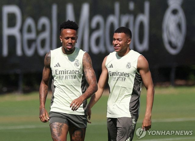 훈련하던 음바페(오른쪽)