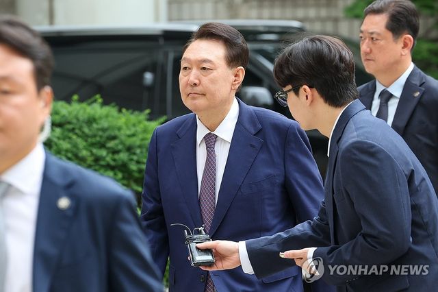 조은석 특검 임명 뒤 첫 내란 재판…尹 묵묵부답 법정 직행