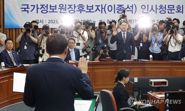 선서하는 이종석 국정원장 후보자