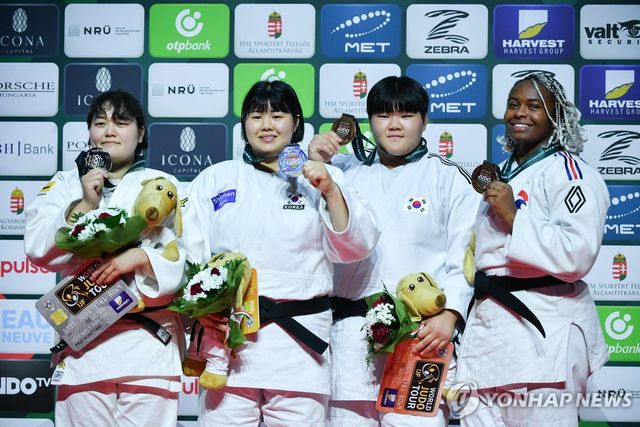 금메달 딴 김하윤(왼쪽에서 두 번째)과 동메달리스트 이현지(왼쪽에서 세 번째)