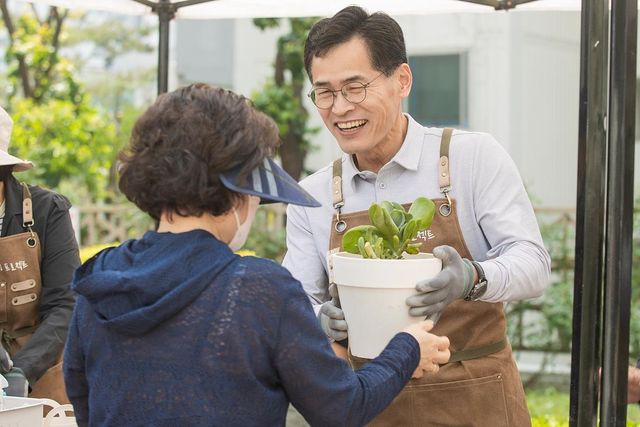 양천구 반려식물클리닉에서 주민과 소통하는 이기재 구청장