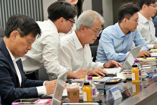 임종룡 우리금융그룹 회장(가운데)이 지난 18일 본사에서 열린 '챗GPT 활용 실습 연수'에서 직접 챗GPT를 사용해보고 있다. [우리금융 제공]