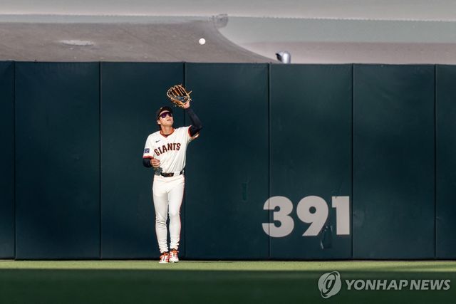 외야에서 타구를 잡아내는 중견수 이정후