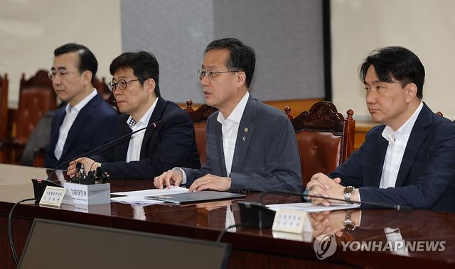 거시경제금융회의 주재하는 이형일 기재장관 대행