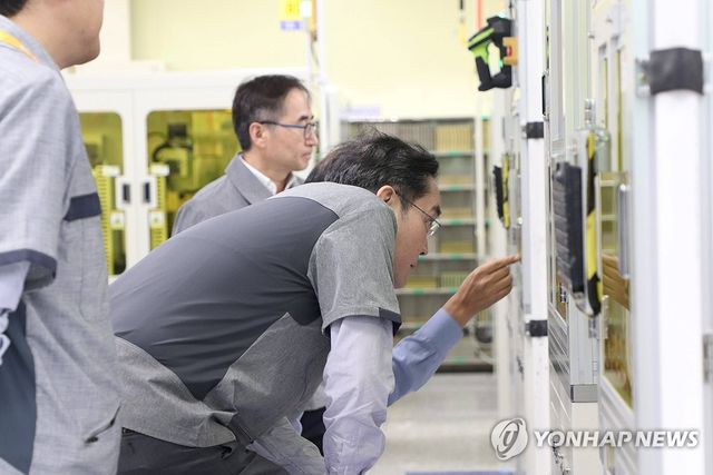 MLCC 제품 생산 현장 점검하는 이재용 회장