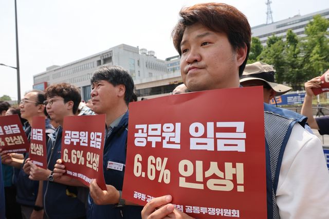 "공무원 임금 6.6% 인상!"