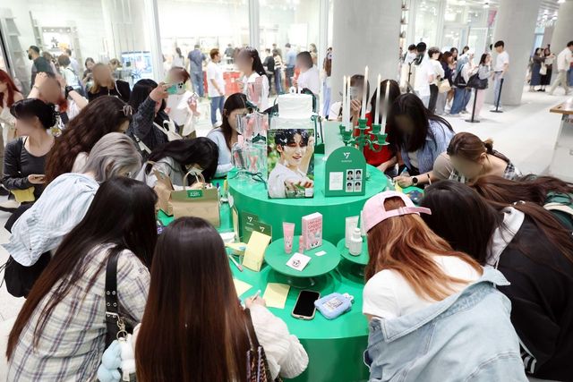 세븐틴 'B-데이 파티'에 마련된 화장품 브랜드 부스