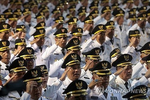 경례하는 인도네시아 지역 정부 수장들