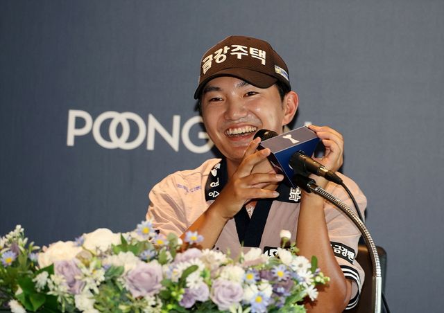 1라운드 종료 후 인터뷰하는 옥태훈