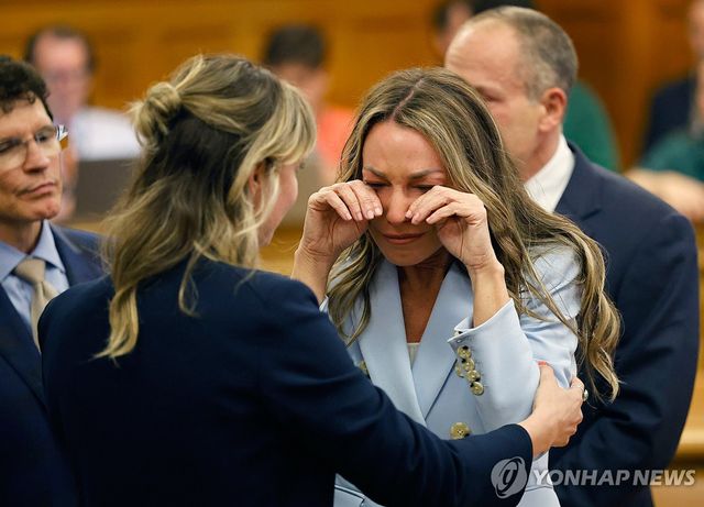 18일 무죄 평결 듣고 눈물 흘리는 캐런 리드