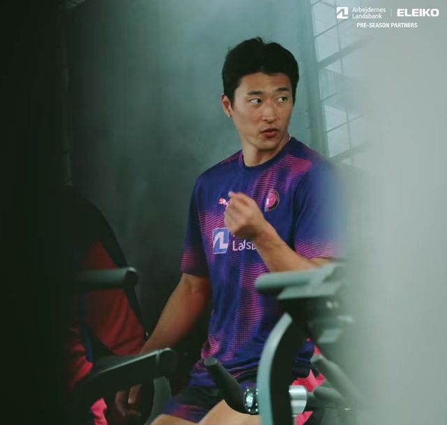 실내 자전거를 타며 동료와 이야기를 나누는 조규성