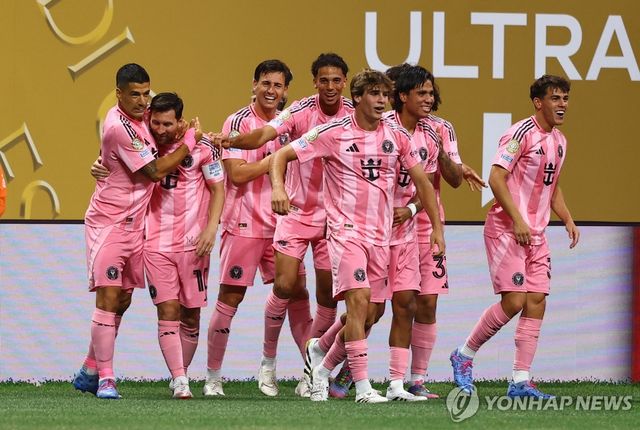 메시(왼쪽에서 두 번째)의 역전 골 후 세리머니 하는 인터 마이애미 선수들.