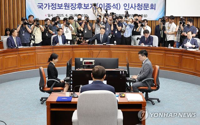 이종석 국정원장 후보자 인사청문회 시작하는 신성범 위원장