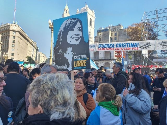 '크리스티나를 석방하라'란 팻말을 든 지지자