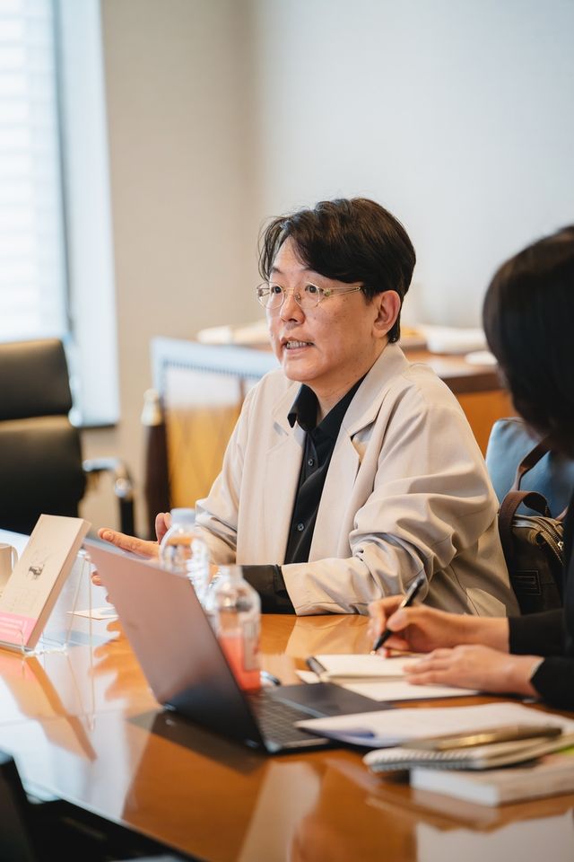 인터뷰하는 대만 작가 궈창성