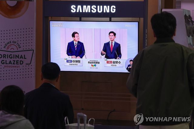 대선 앞두고 마지막 TV토론회 지켜보는 시민들