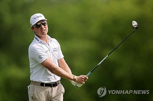 볼의 방향을 쫓는 벤 그리핀.