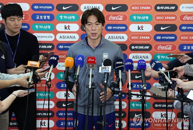 인터뷰하는 홍명보 감독