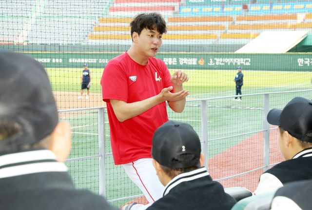 상인천중 야구부와 대화하는 김광현