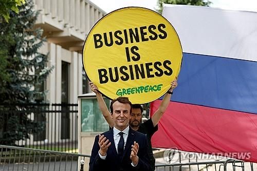 마크롱 밀랍 인형 훔쳐 시위한 그린피스