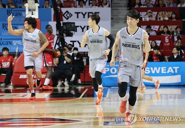 주먹 불끈 쥔 서명진