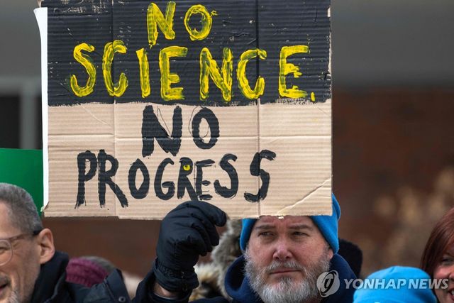 도널드 트럼프 행정부의 과학예산 삭감에 항의하는 집회 참가자