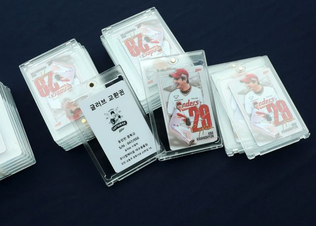 김광현이 중학생 선수들에게 선물한 글러브 교환권과 포토 카드