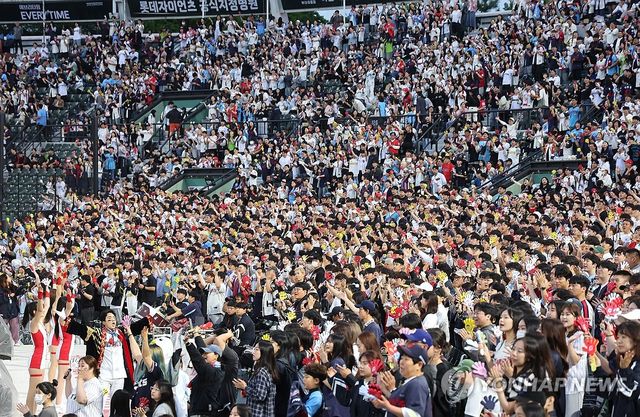 사직야구장 만원 관중들의 열정