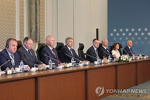 2차 협상장의 러시아 대표단