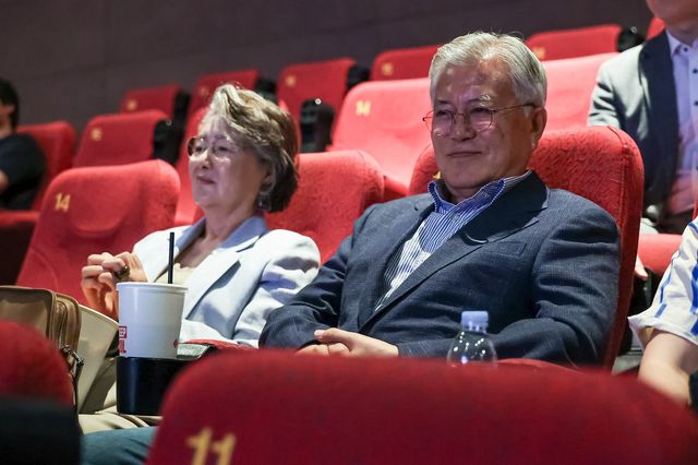 영화 '바다호랑이' 부산 상영회 참석한 문재인 전 대통령과 부인 김정숙 여사